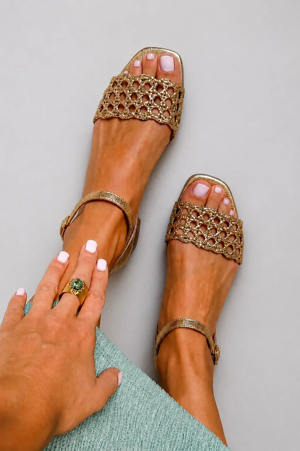 DANIELA | Sandalias doradas caladas