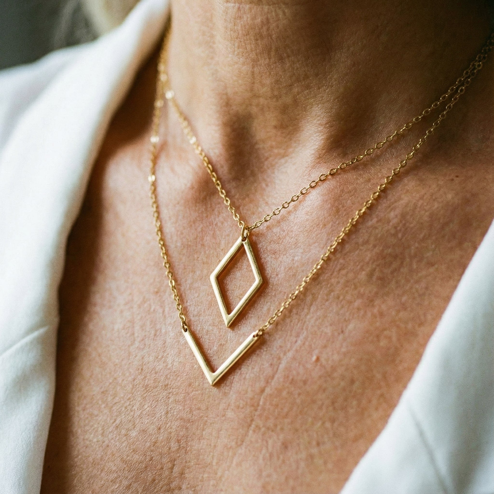 SALOMÉ | Collar con dije geométrico en V