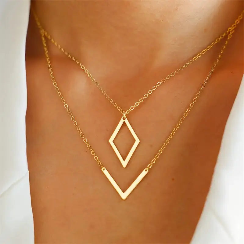 SALOMÉ | Collar con dije geométrico en V