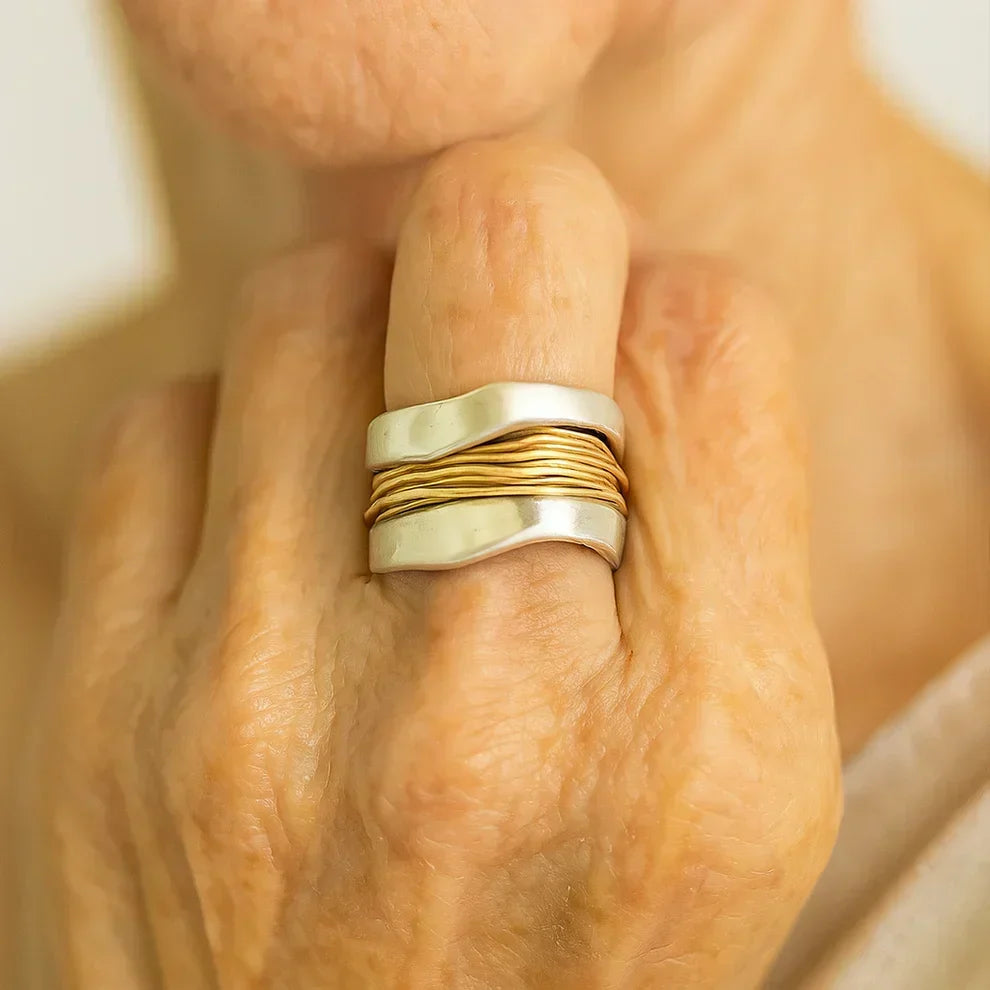 GABRIELA | Anillo con hilos dorados