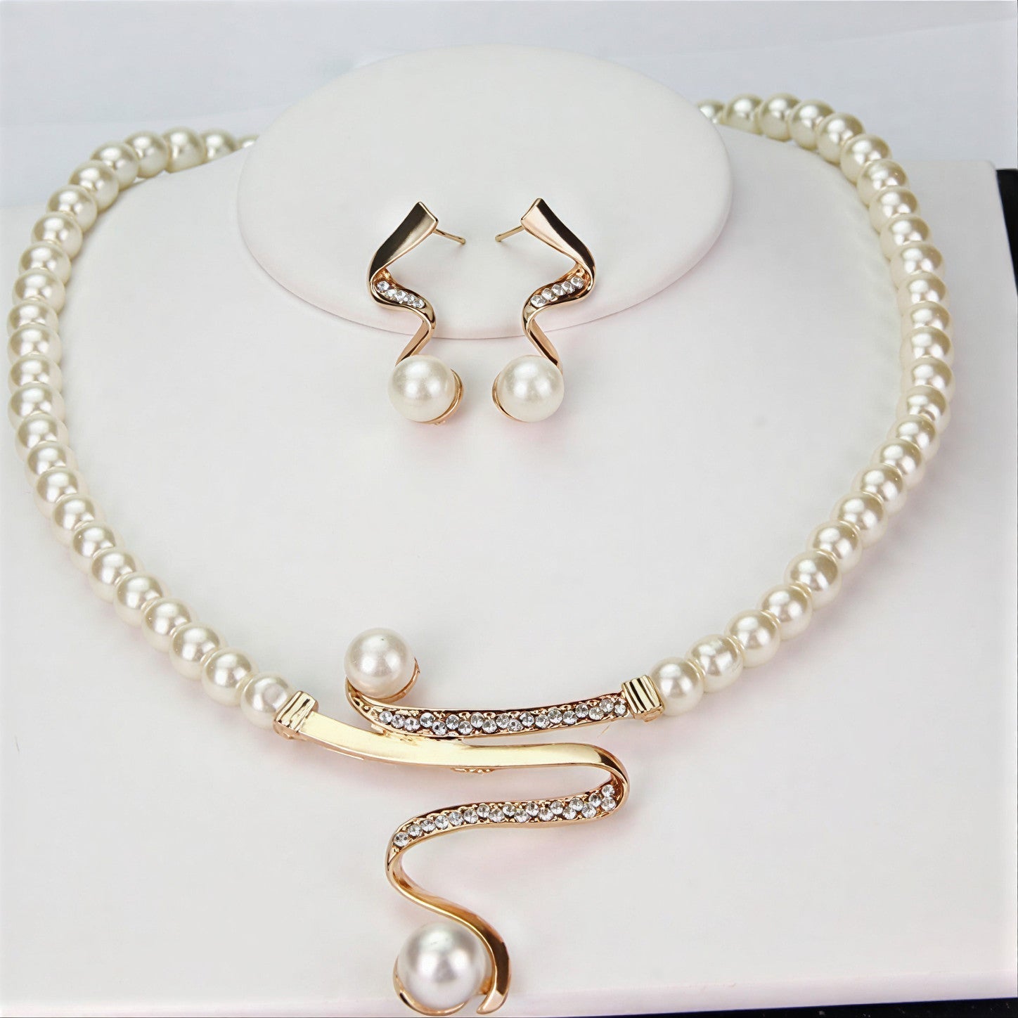 SALMA | Conjunto de collar y aretes con perlas